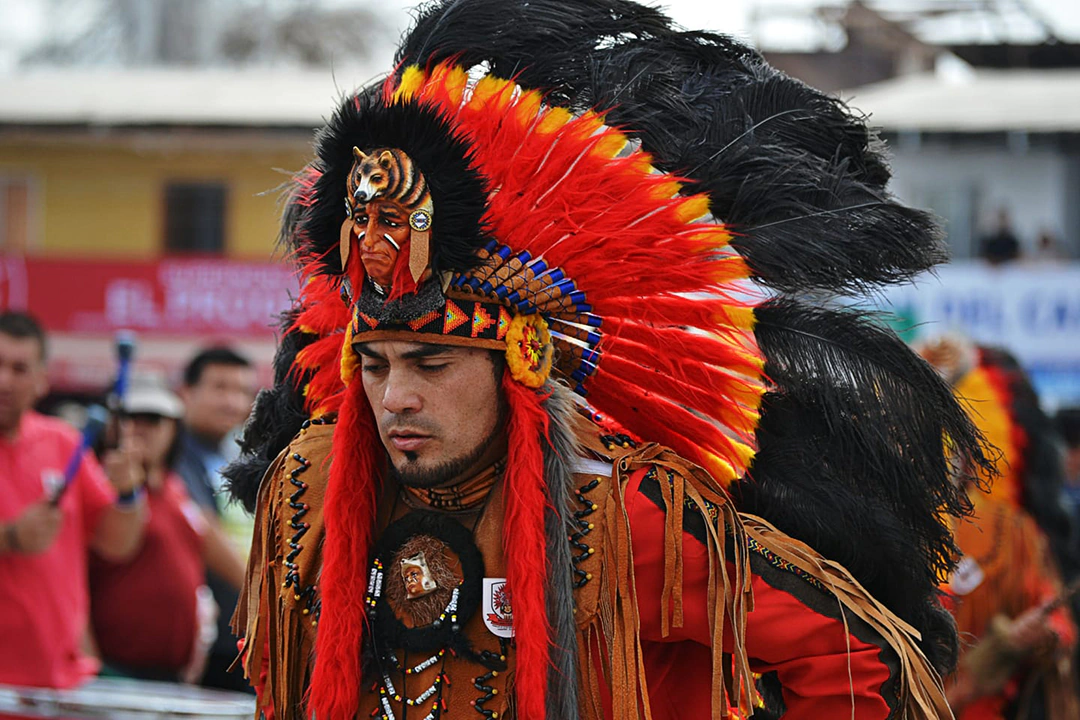 fiesta la tirana-indio piel roja-foto marianne fuentealba Los bailes de pieles rojas son una de las danzas más populares de la fiesta. Los bailarines se visten con trajes tradicionales de los indígenas de Norteamérica. Los trajes suelen estar hechos de piel de animal y están decorados con plumas, cuentas y otros adornos. Los bailarines llevan máscaras que representan a los animales sagrados de los indígenas.