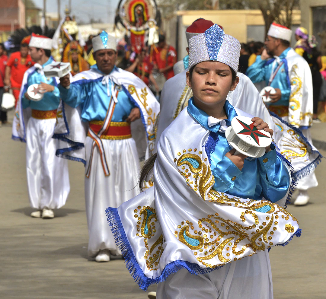 fiesta la tirana-danza morenos-matracas-foto juan galvez El sonido de las matracas acompaña la música de la danza y ayuda a crear una atmósfera de fiesta y celebración.