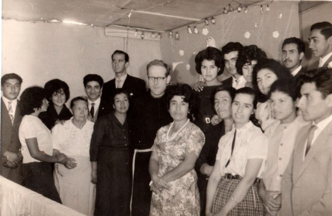 Anibal-Valenzuela-Padre-Leonardo-Braeken-con-la-comunidad-cristiana-de-Caupolicán-1967