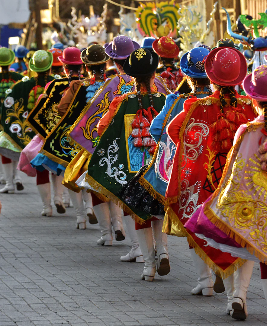 fiesta de la tirana-danza kayahuallas-foto juan galvez La danza de los Kayahuallas es una danza tradicional de la cultura Aymara que se realiza en la Fiesta de la Tirana en Chile. La danza se caracteriza por sus trajes coloridos y su música alegre.