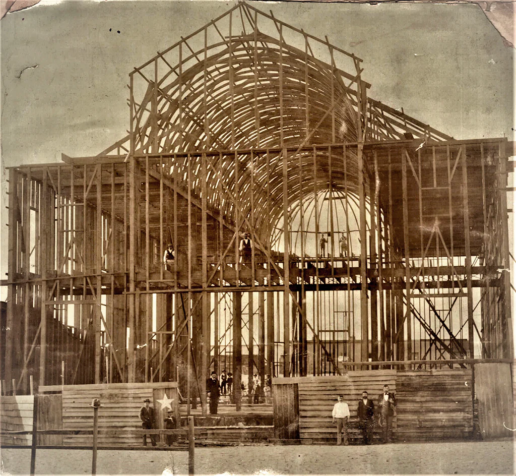 Templo San Antonio de Padua en construcción, 2 de septiembre 1900. Fuente: Libro Crónicas Convento San Francisco Iquique Templo San Antonio de Padua en construcción, 2 de septiembre 1900. Fuente: Libro Crónicas Convento San Francisco Iquique El Convento San Francisco de Iquique es un convento franciscano que se encuentra en la ciudad de Iquique, Chile. El convento fue fundado en el siglo XVI y es el hogar de una comunidad de frailes franciscanos. Los frailes del Convento San Francisco de Iquique se dedican a la oración, la predicación y el trabajo social.