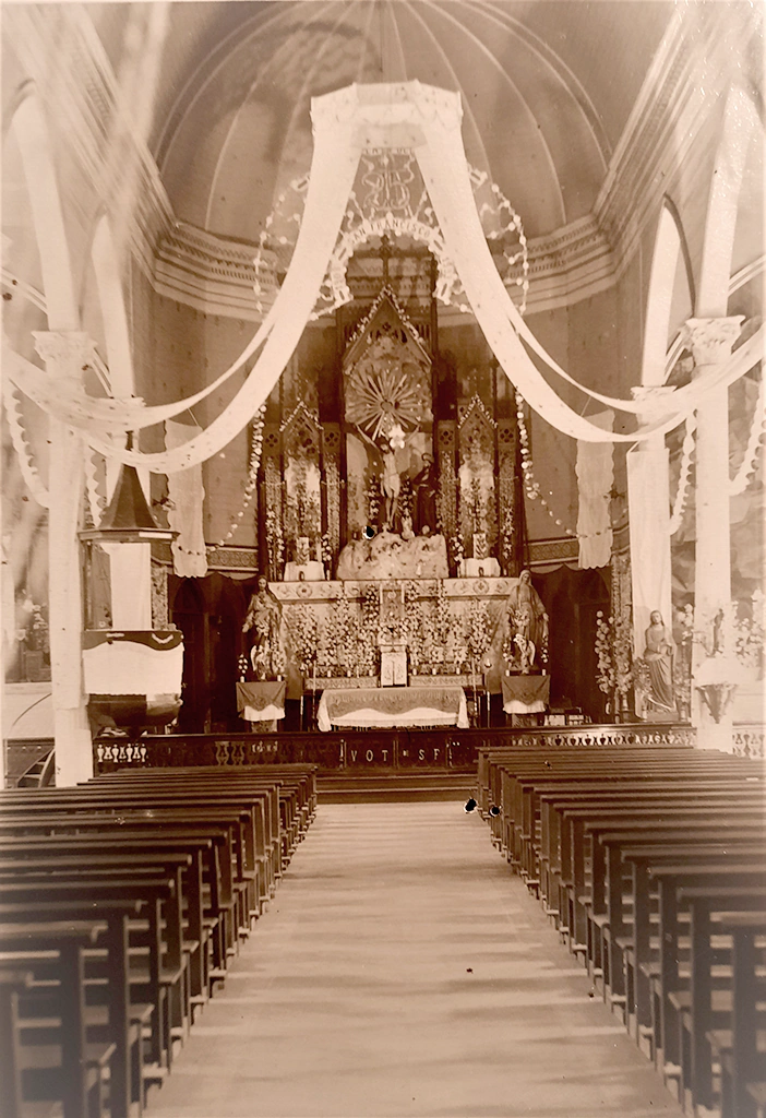 Interior del templo San Antonio de Padua Interior del templo San Antonio de Padua Interior del templo San Antonio de Padua, adornado con ocasión de aniversario 25º de la llegada de los padres franciscanos belgas a Iquique, 1933. Fuente: Libro Crónicas Convento San Francisco Iquique.