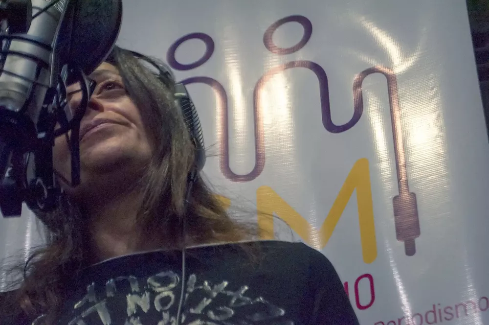 Paula Zúñiga grabando