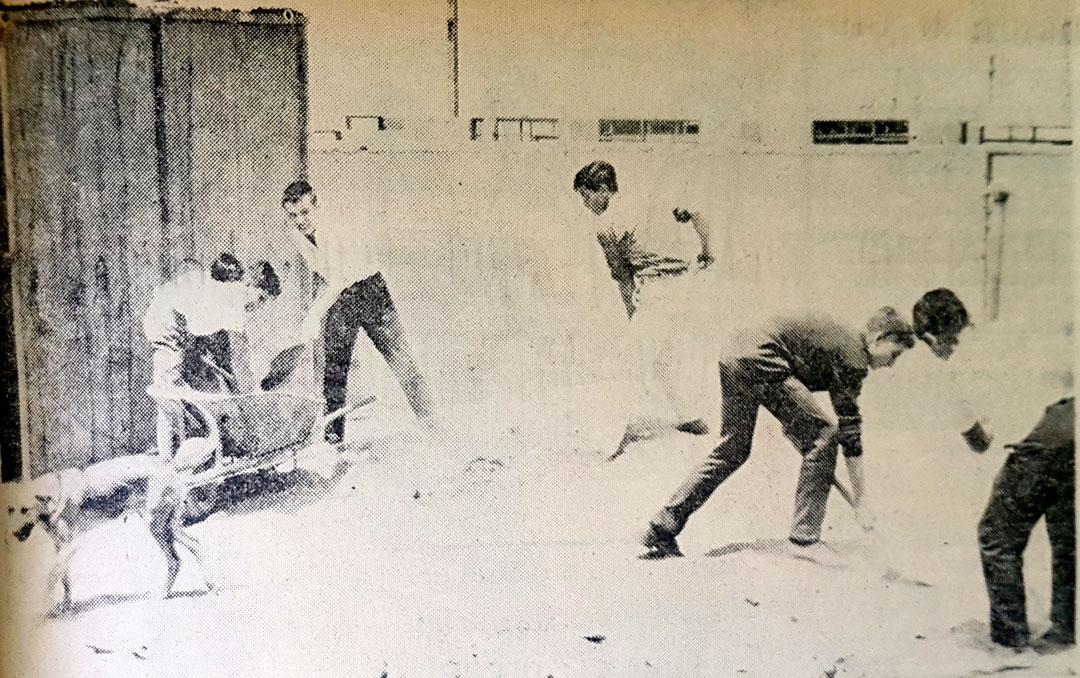 Anibal-Valenzuela-Jóvenes-voluntarios,-organizados-por-el-padre-Hugo-Van-Pottelberghe