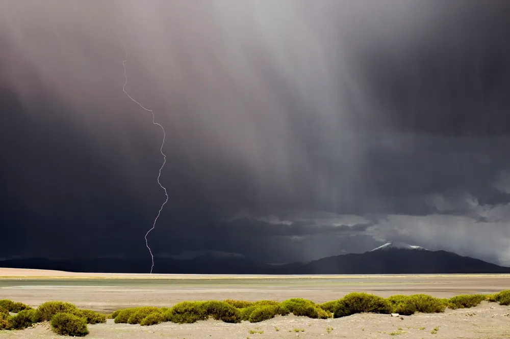 SALAR Rayo-cayendo-en-el-Salar-de-Tara-scaled