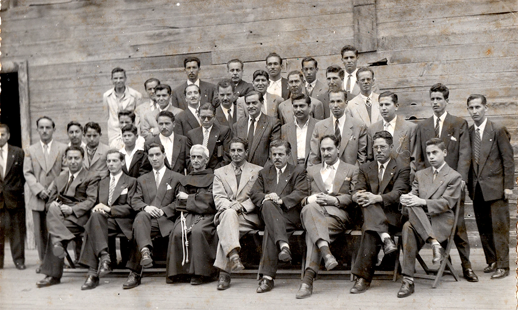 Hermanos Venerable Orden Tercera, 1924. Fuente: Convento San Francisco Iquique. La Orden Tercera de San Francisco fue fundada por San Francisco de Asís en el siglo XIII. San Francisco quería crear un grupo de personas que pudieran vivir el Evangelio en el mundo cotidiano, sin tener que convertirse en frailes. Los Terciarios Franciscanos se comprometen a vivir los votos de pobreza, castidad y obediencia, y a trabajar por la paz y la justicia en el mundo.