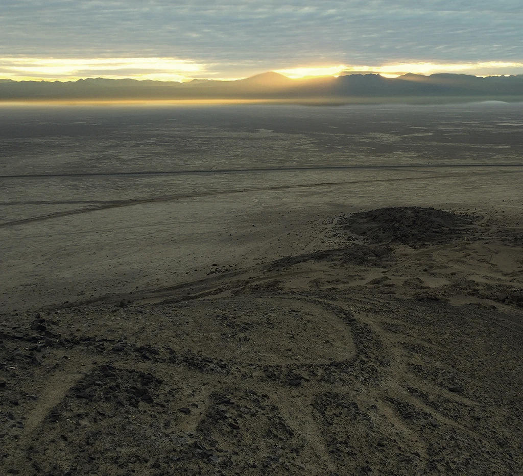 Machaq mara geoglifos aymara En las quebradas y en la pampa del Tamarugal, varios petroglifos y geoglifos tienen motivos iconográficos del Sol, como es posible apreciar en el panel del geoglifo de ex Aura.