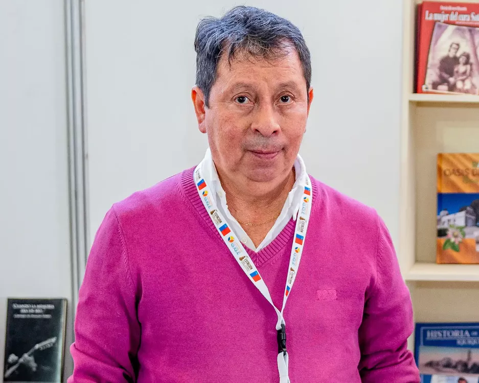en memoria de escritor juan vasquez 2